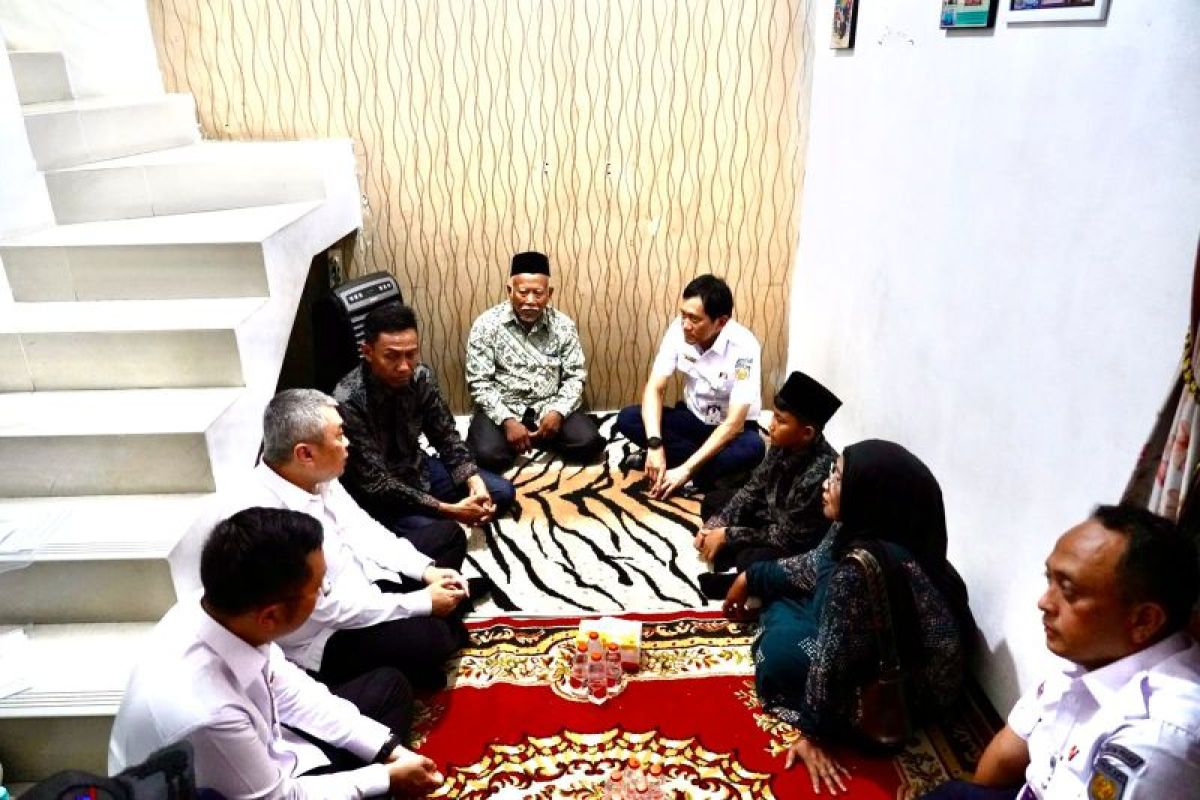 Menhub dan Dirut KAI Takziah ke Rumah Duka Korban Bekasi Timur, Pastikan Investigasi Menyeluruh