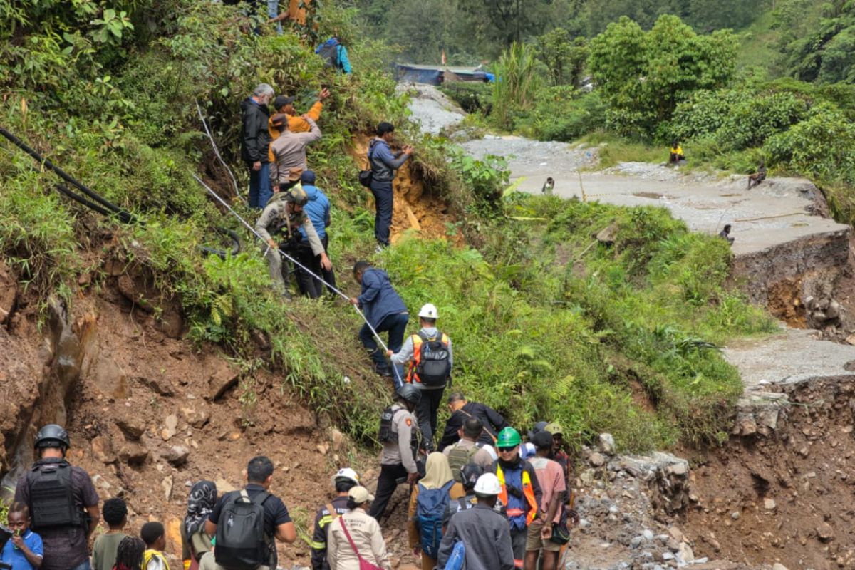 Pemkab Mimika terjunkan tim terpadu ke lokasi longsor Tembagapura