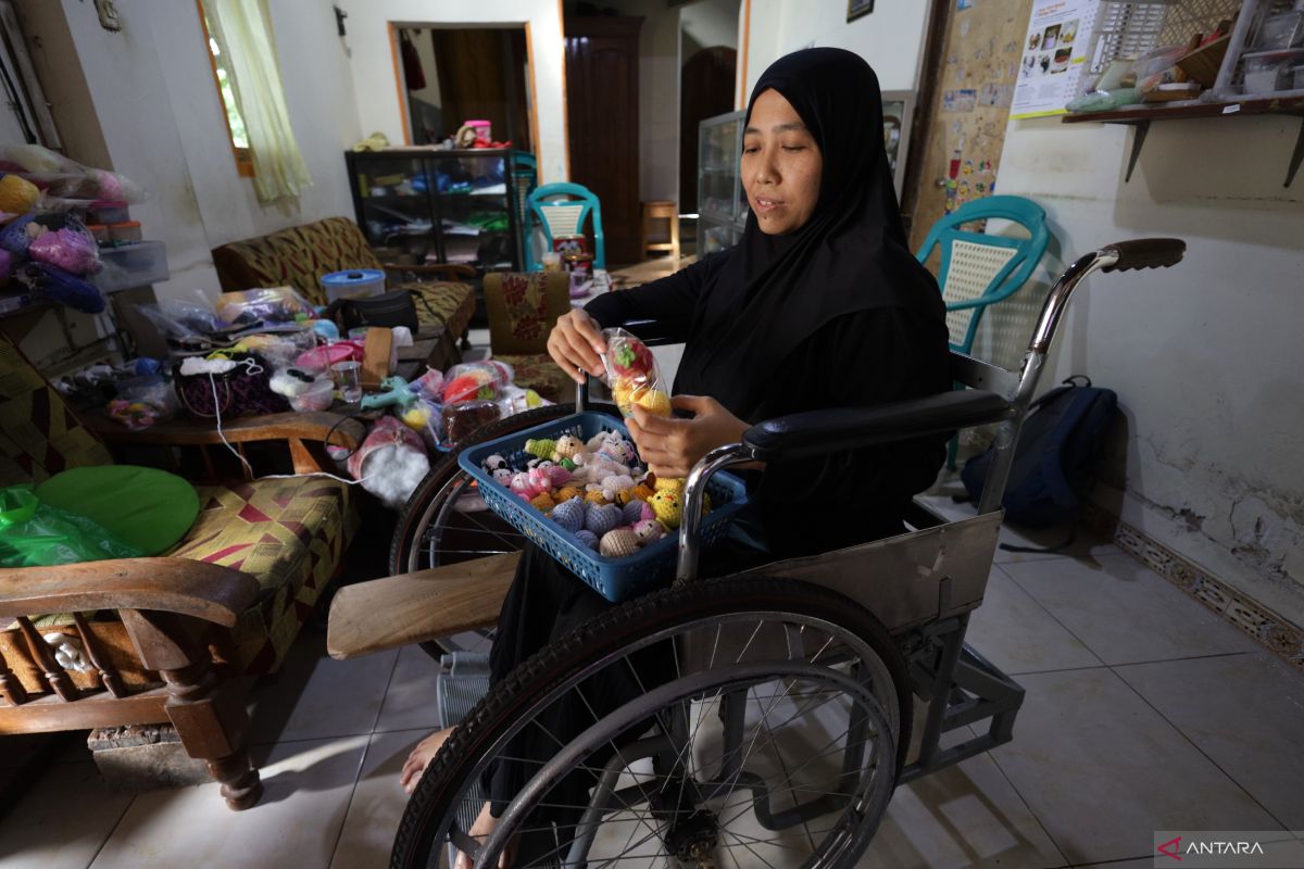 Perajin gantungan kunci rajut penyandang disabilitas