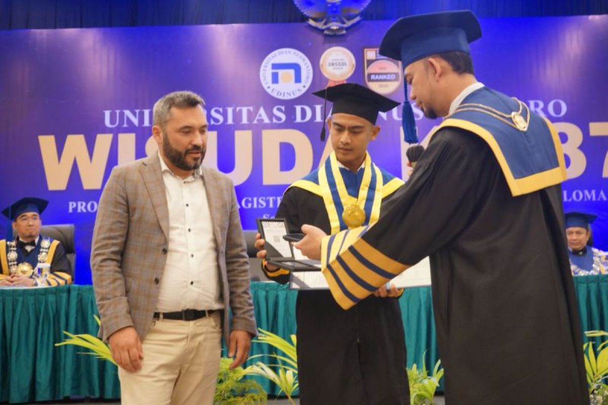 Pratama Arhan resmi sandang gelar sarjana manajemen