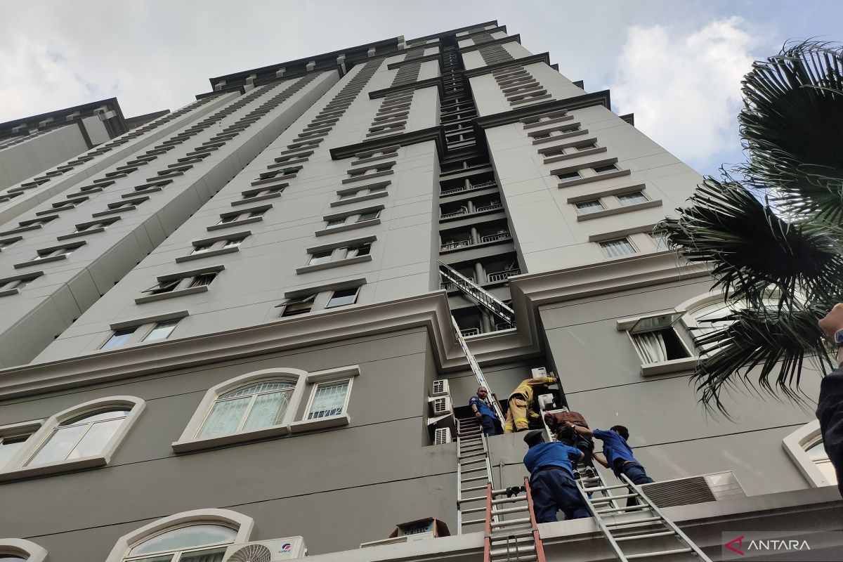 Apartemen Mediterania di Jakbar terbakar, korban terjebak dievakuasi