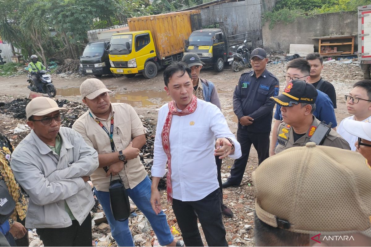 Tanggapi keluhan warga, anggota DPRD DKI Kevin Wu sidak pabrik di Kebon Jeruk