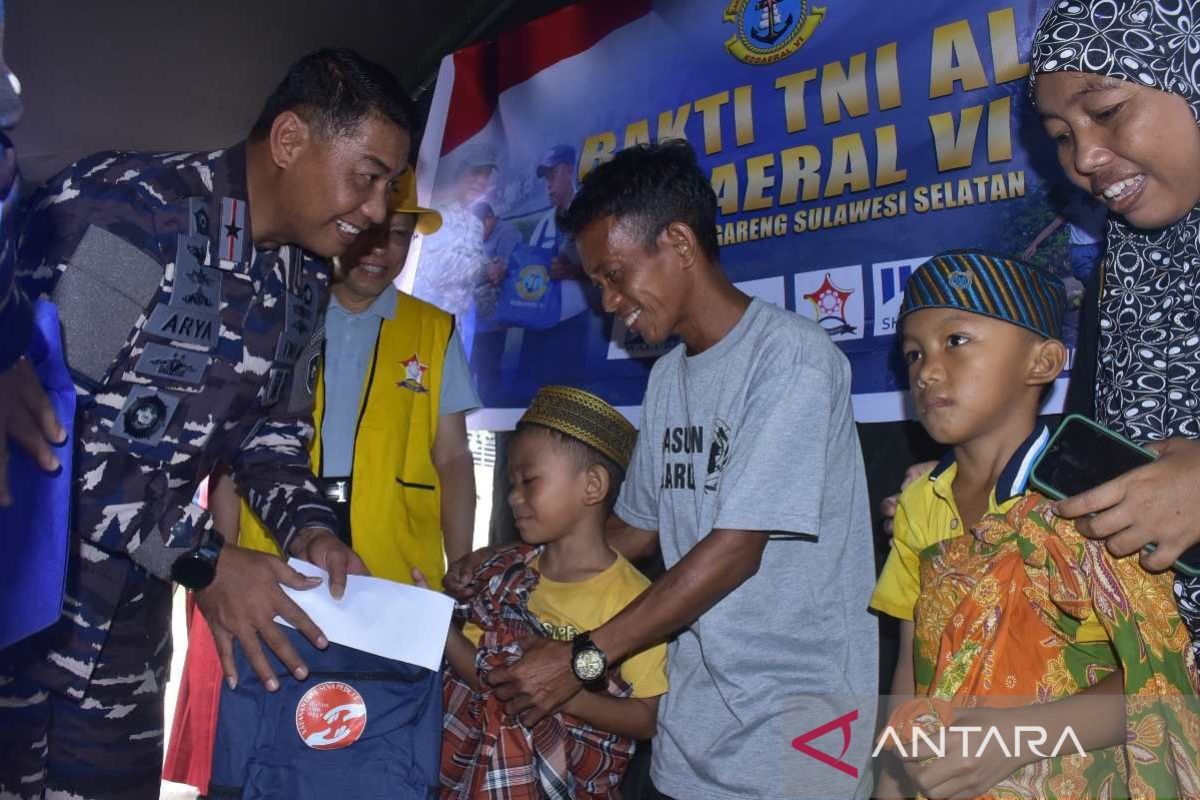 TNI AL bersama dokter gigi gelar baksos di Pulau Kodingareng