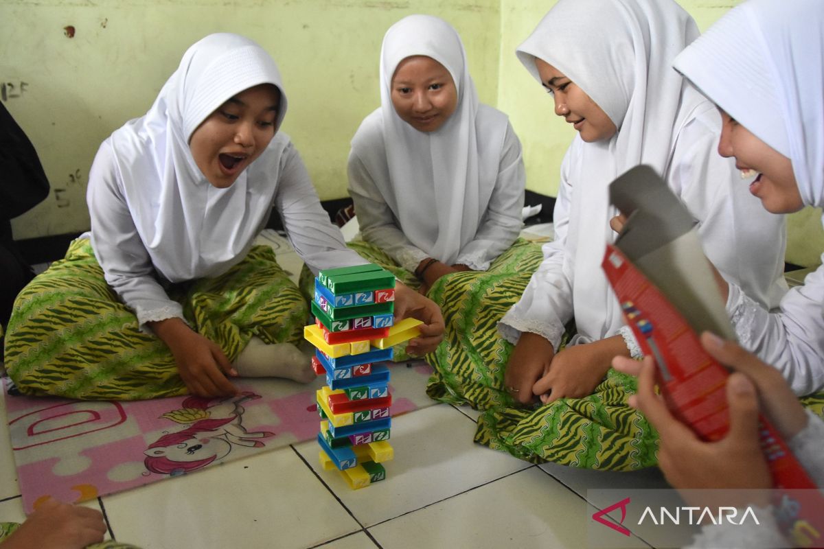 Tinggalkan gadget! Intip serunya siswa SMAN 5 Bogor balik ke permainan tradisional saat jam istirahat