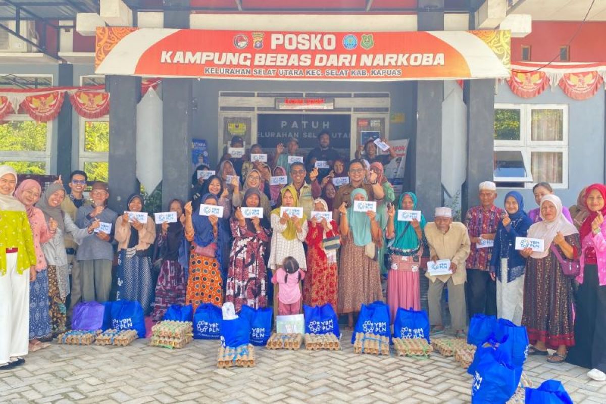 Srikandi PLN tebar kepedulian lewat aksi berbagi di momen Hari Kartini