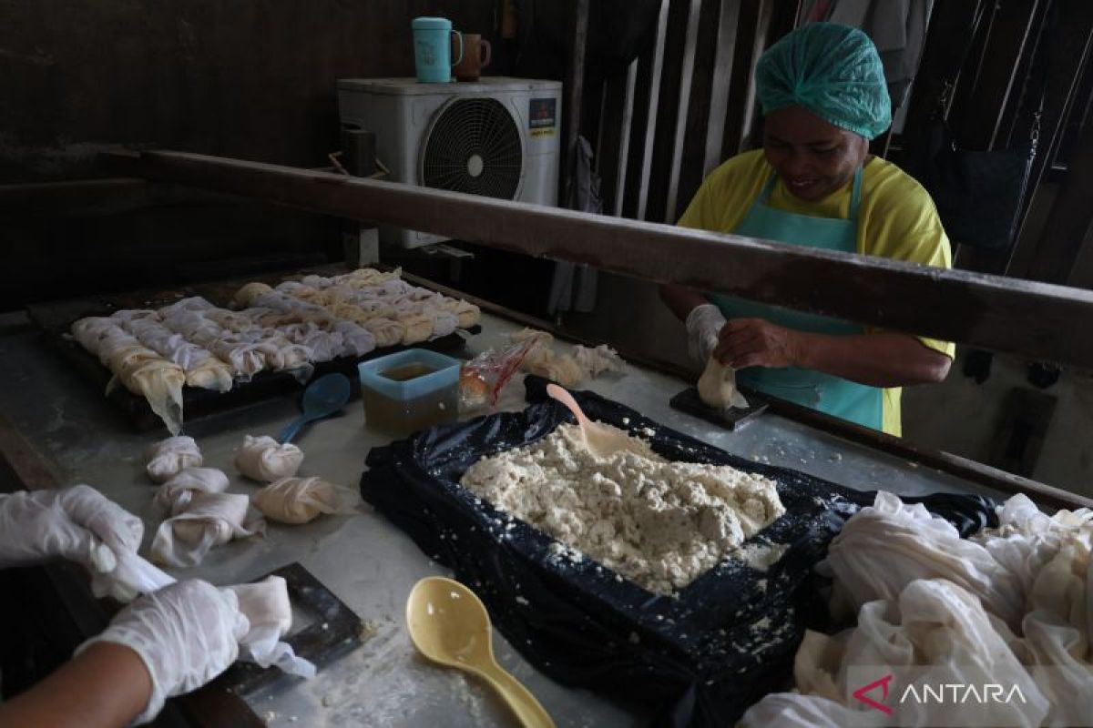 Pembuatan tahu tradisional di Pontianak