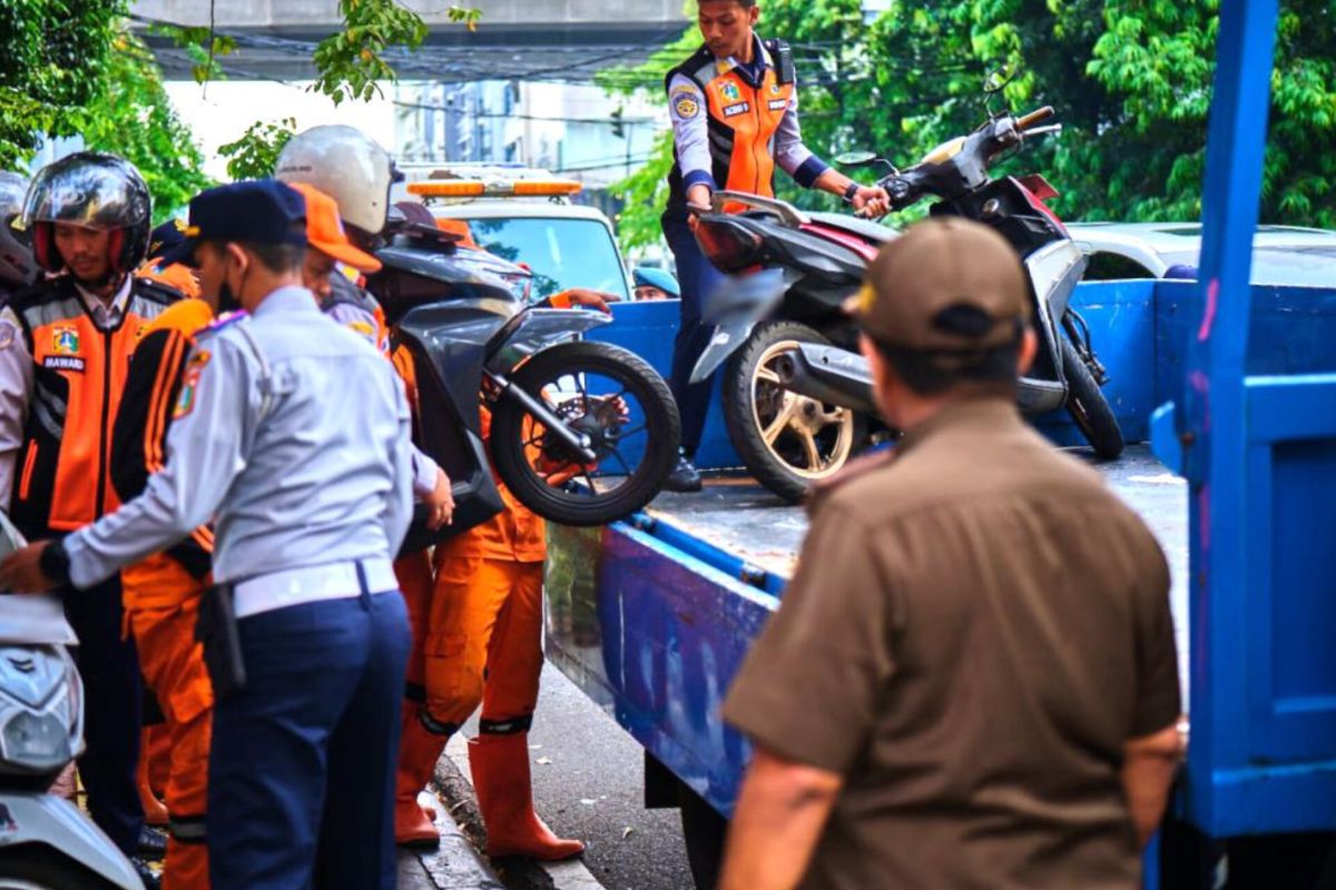 Dishub Jaksel tertibkan 14 kendaraan parkir liar di Jalan Melawai Raya
