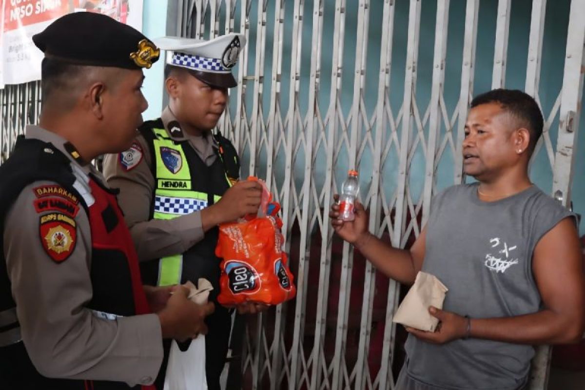 Polres Gumas bagikan nasi bungkus saat Hari Buruh