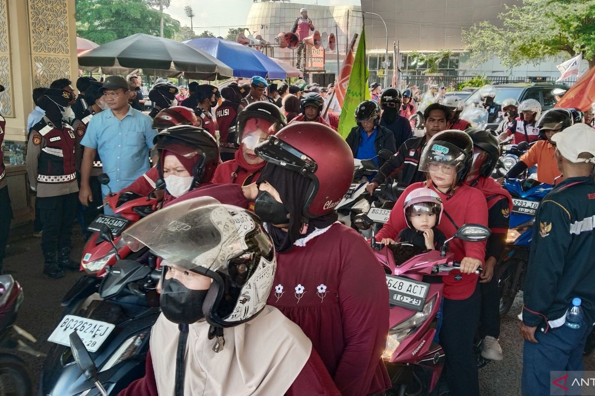 Seribu lebih buruh gelar aksi May Day di Gedung DPRD Sumsel