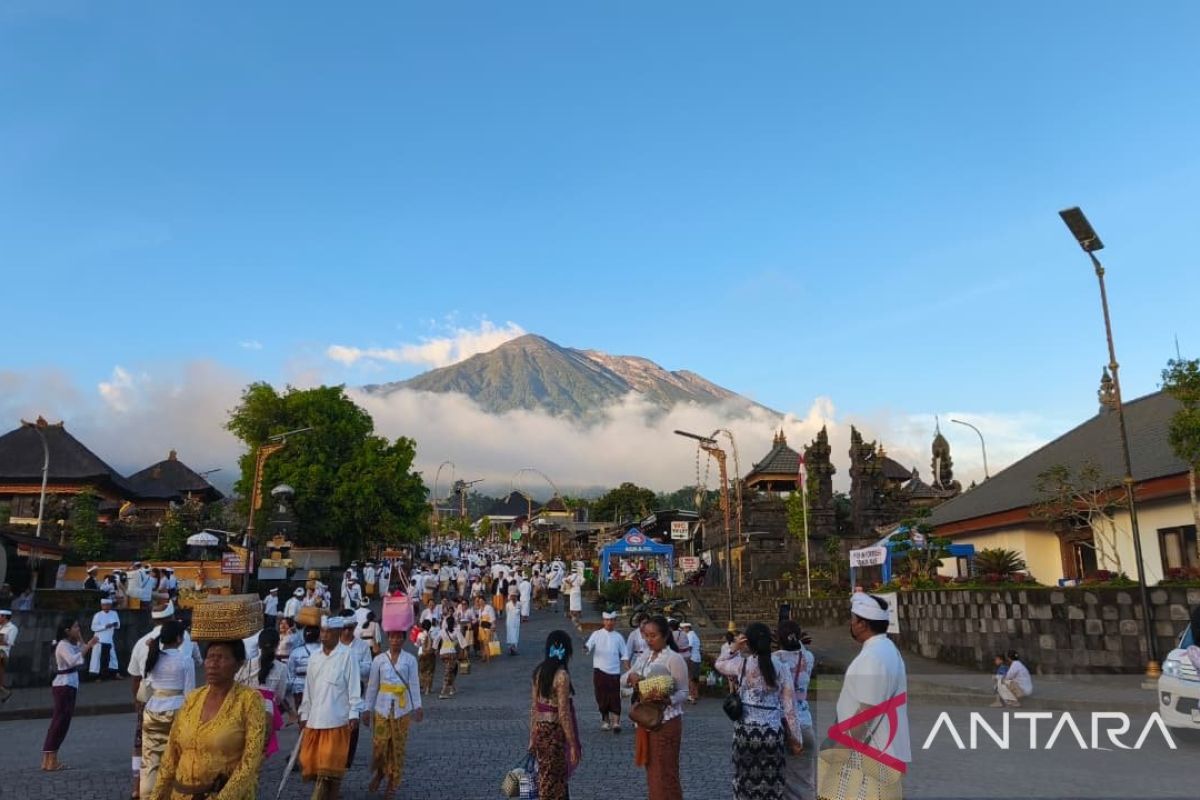 Peran Pura Besakih mengimplementasi kebijakan lewat upacara keagamaan