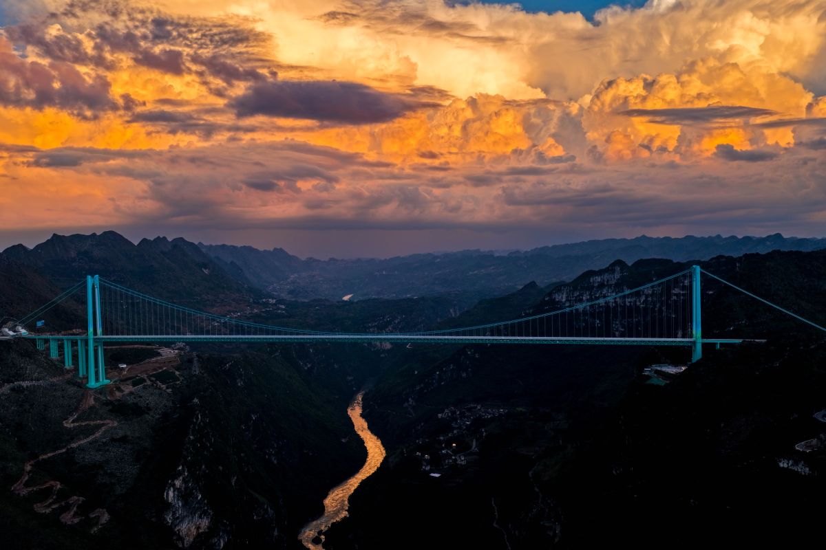 Jembatan Ngarai Besar Huajiang dinobatkan jadi yang tertinggi di dunia