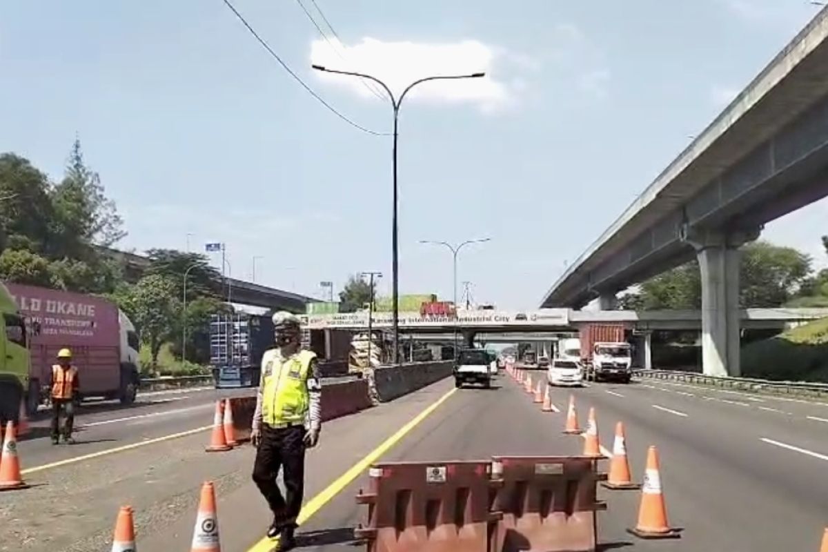 Petugas perpanjang "contraflow" di jalan Tol Jakarta-Cikampek