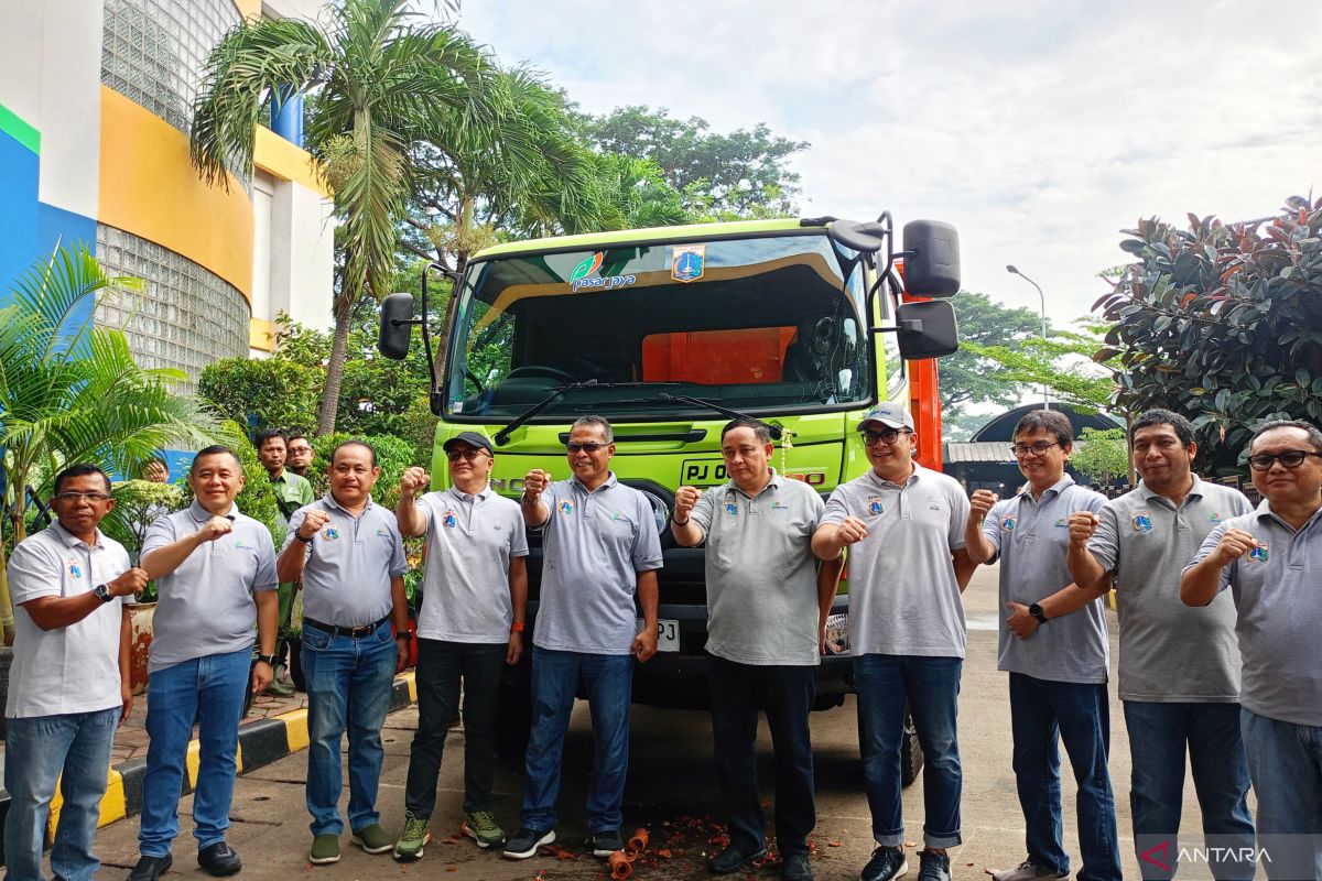 Ciptakan kebersihan, Pasar Jaya hadirkan 5 truk sampah di Kramat Jati