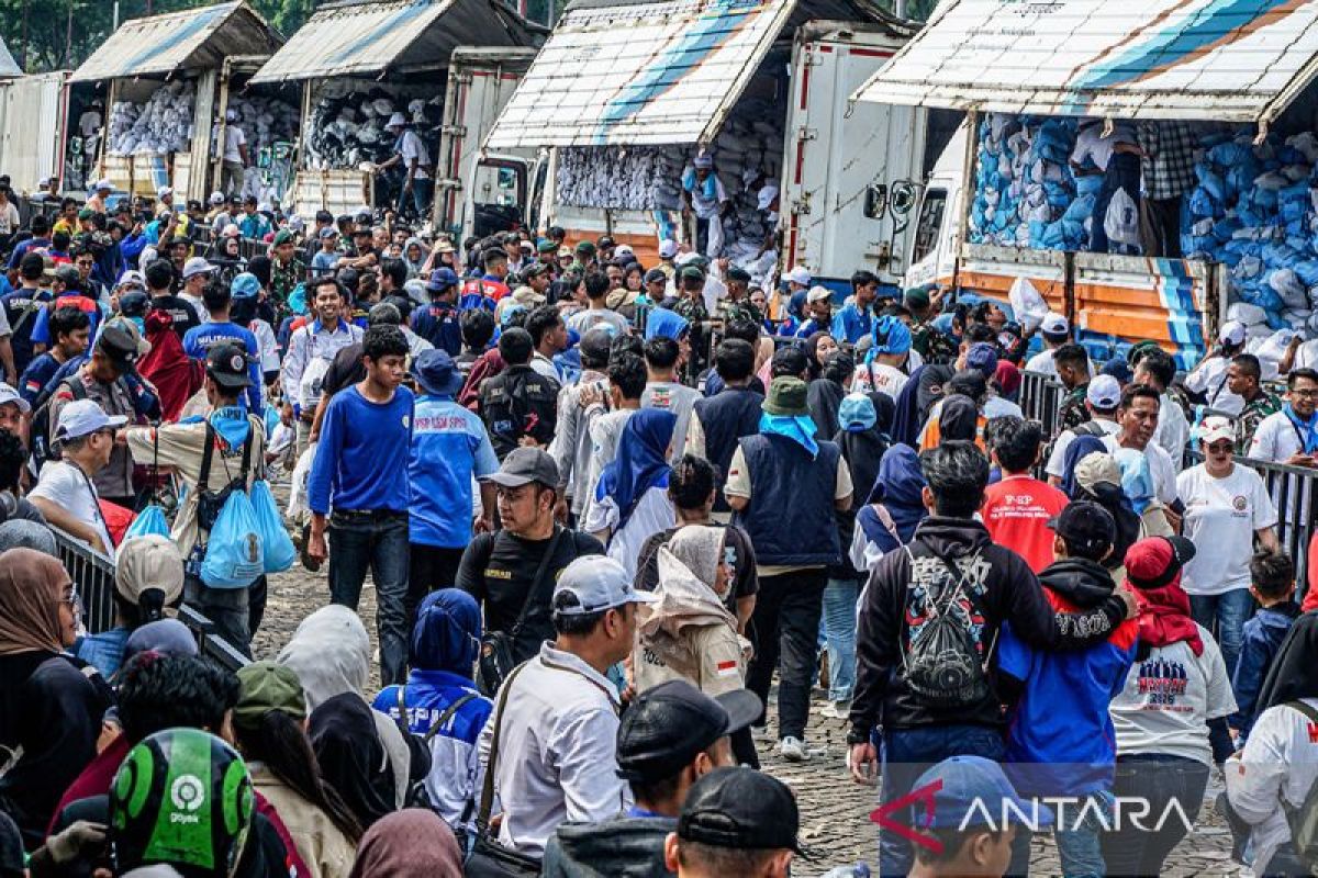 Bentuk nyata dukungan Pemerintah: Intip momen pembagian ribuan sembako gratis untuk buruh di kawasan Monas
