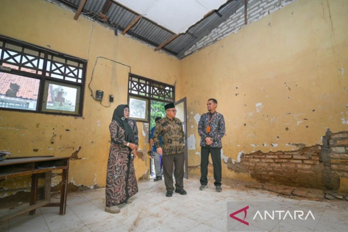 Mendikdasmen RI tinjau sekolah roboh di Bangkalan