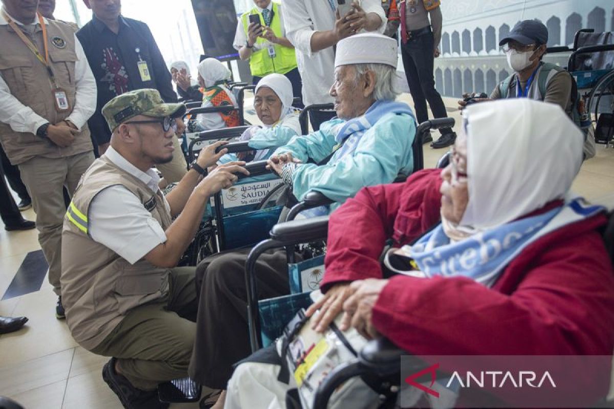 Wamenhaj Dahnil Anzar turun langsung ke Kertajati, pastikan jamaah calon haji lansia dan disabilitas jadi prioritas utama
