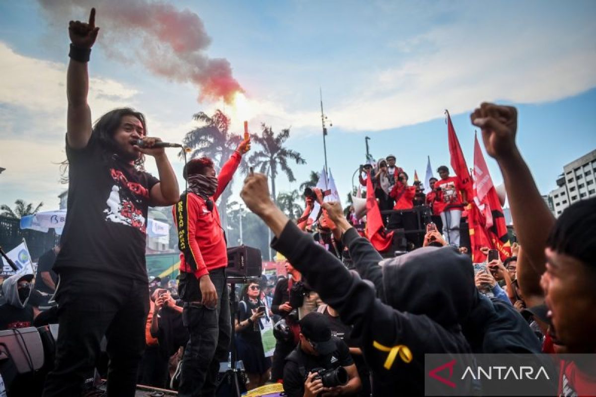 Massa aksi di DPR bubarkan aksi dengan damai meski sempat nyalakan flare