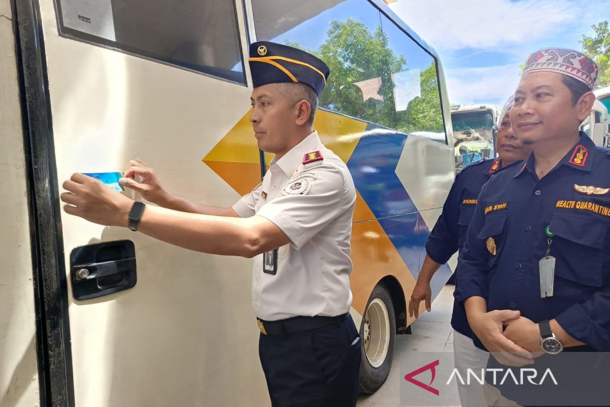 Imigrasi Pangkalpinang serahkan paspor 1.074 calhaj