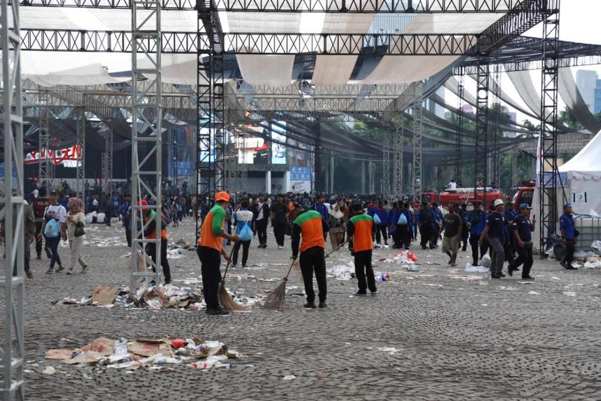 DLH DKI angkut 164 ton sampah sisa kegiatan Hari Buruh