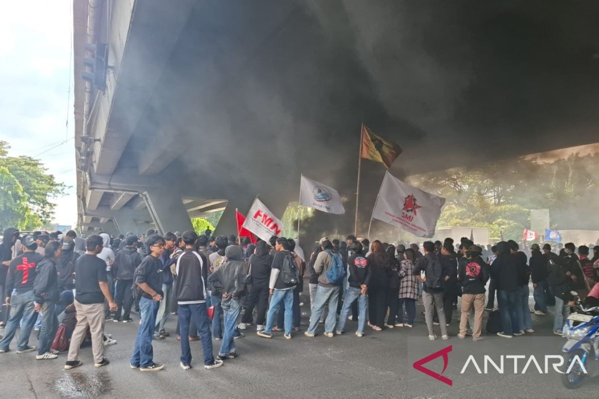 Peringatan Hardiknas di Makassar berlangsung kondusif