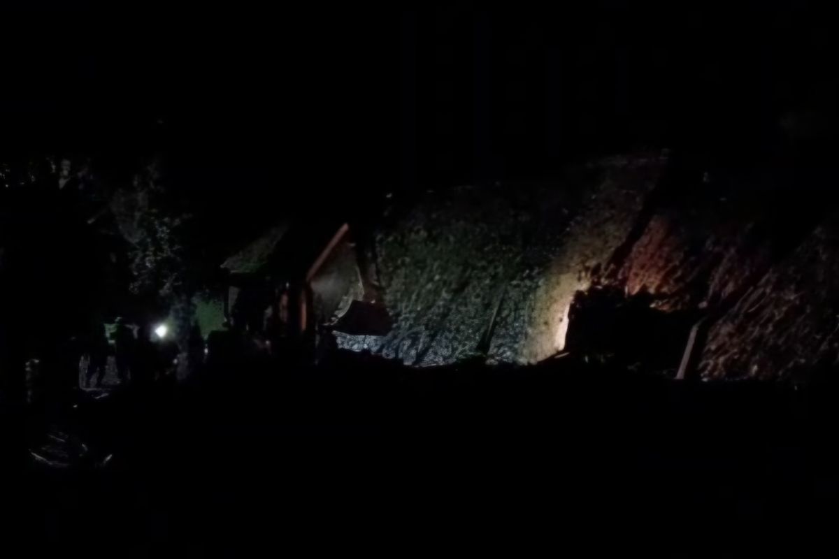 Alat Berat Dikerahkan Tangani Longsor Penutup Akses Jalan di Pangalengan