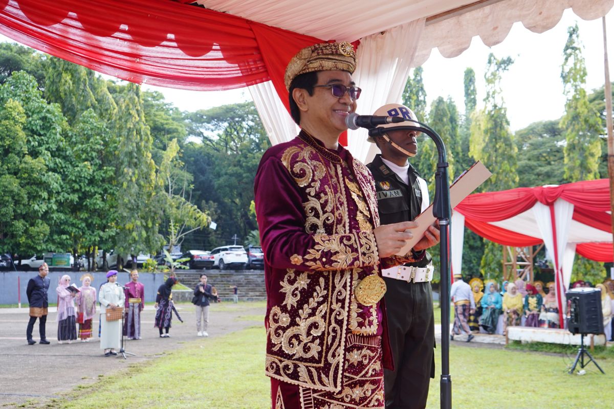 Unhas serahkan 100 Beasiswa Dana Abadi pada momentum Hardiknas