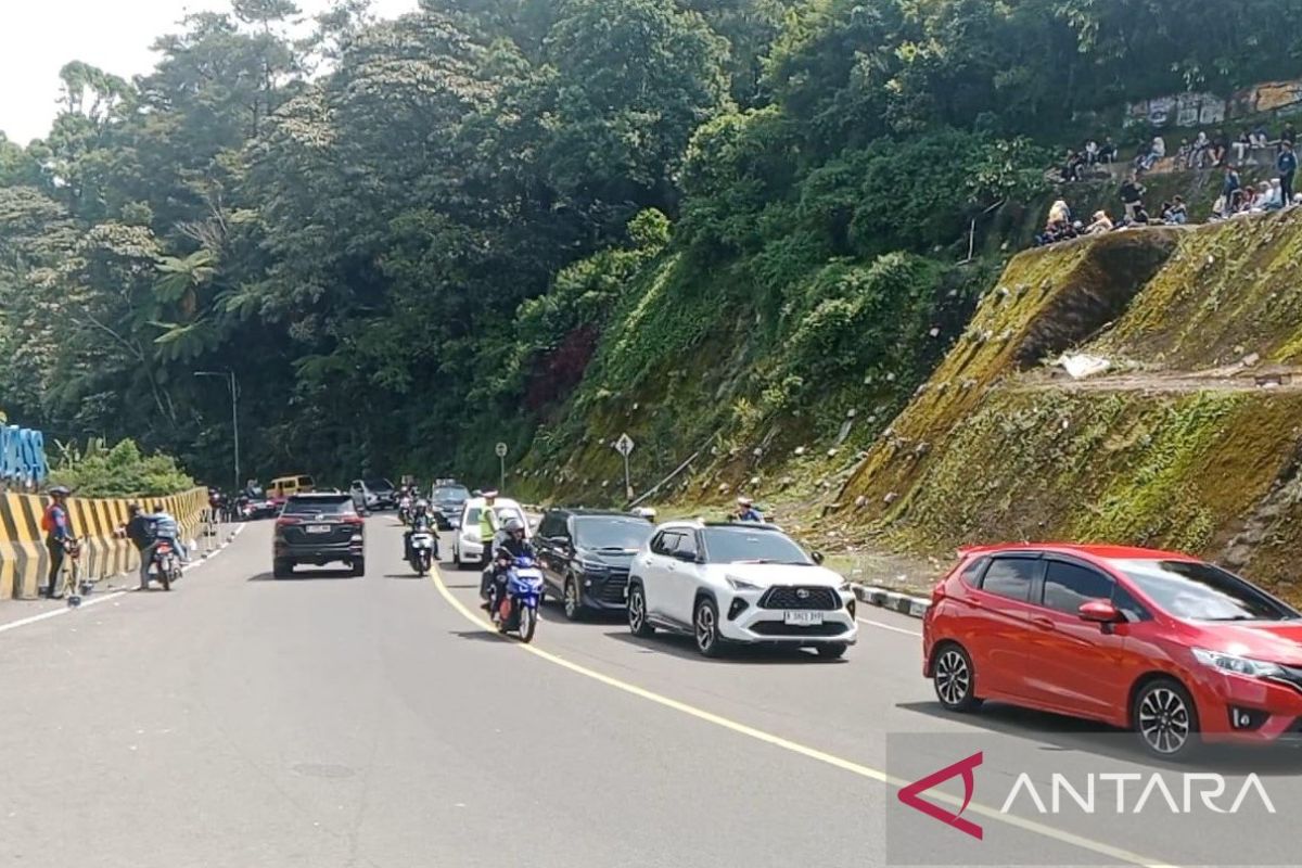 Polres Cianjur tutup jalur menuju Puncak imbas kemacetan 5 kilometer