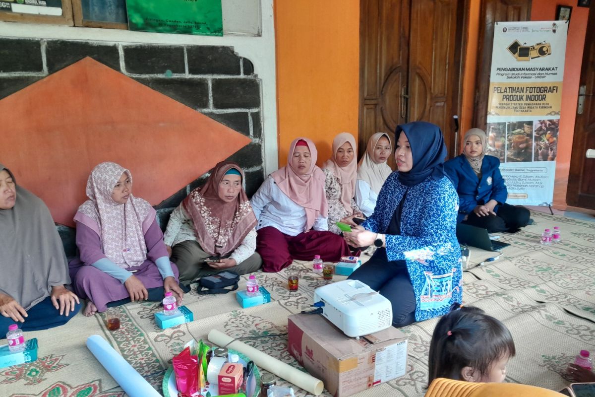 Sekolah Vokasi Undip latih fotografi UMKM jamu Desa Wisata Kiringan