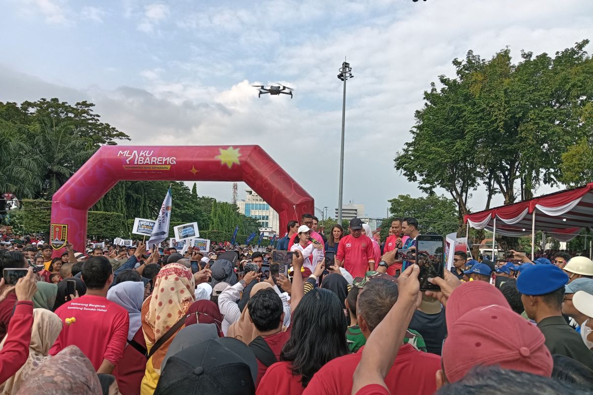 Ajang jalan sehat "Mlaku Bareng" di Semarang tebar kado untuk ribuan peserta