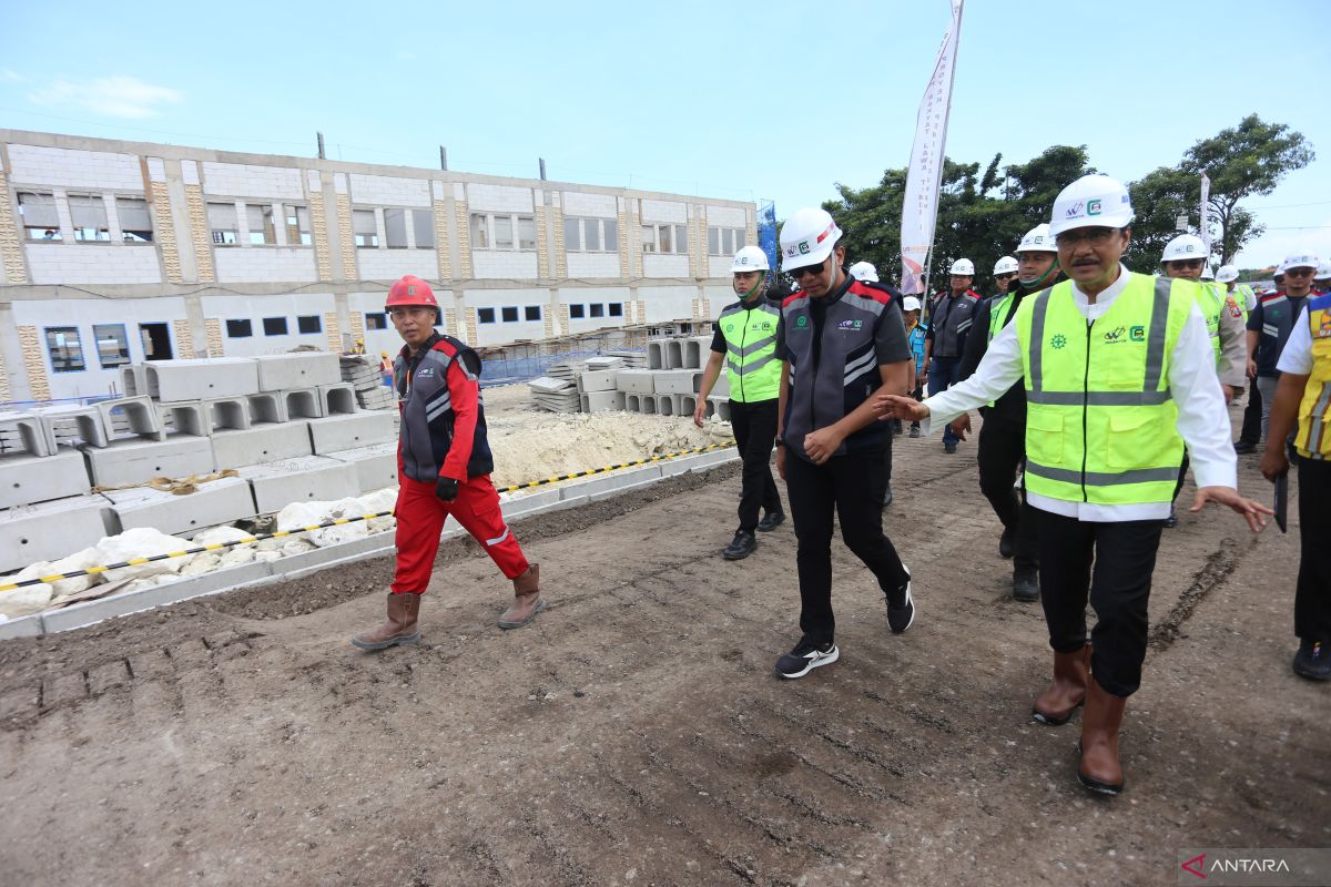 Mensos tinjau pembangunan Sekolah Rakyat di Surabaya