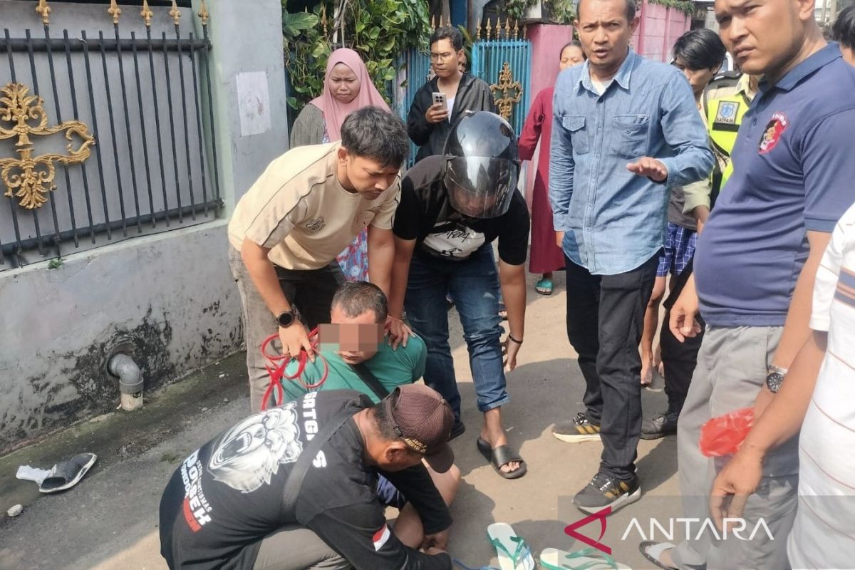 Seorang pria  tusuk seorang ibu rumah tangga di Tangsel