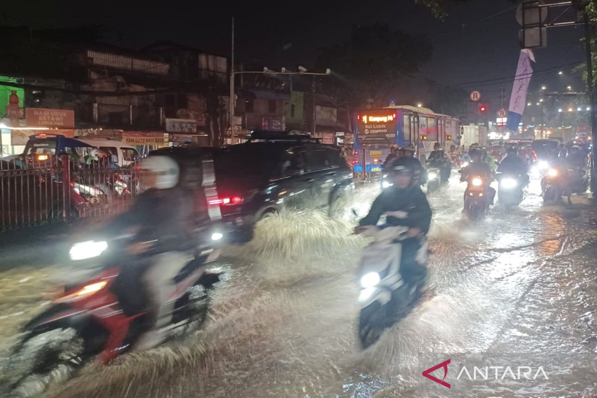 Banjir rendam Simpang Hek, lalin Jalan Raya Bogor macet