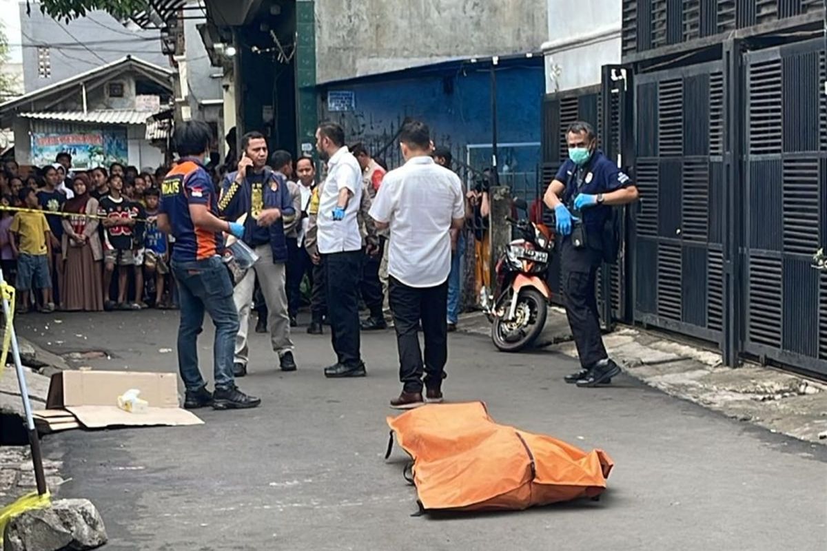 Seorang pria tewas dibacok orang tak dikenal di Cengkareng Jakbar