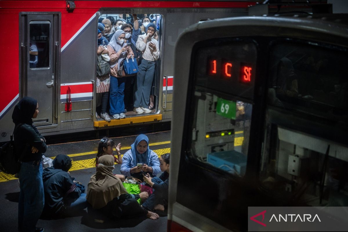 Terpopuler, KRL alami gangguan hingga harga solar naik lagi