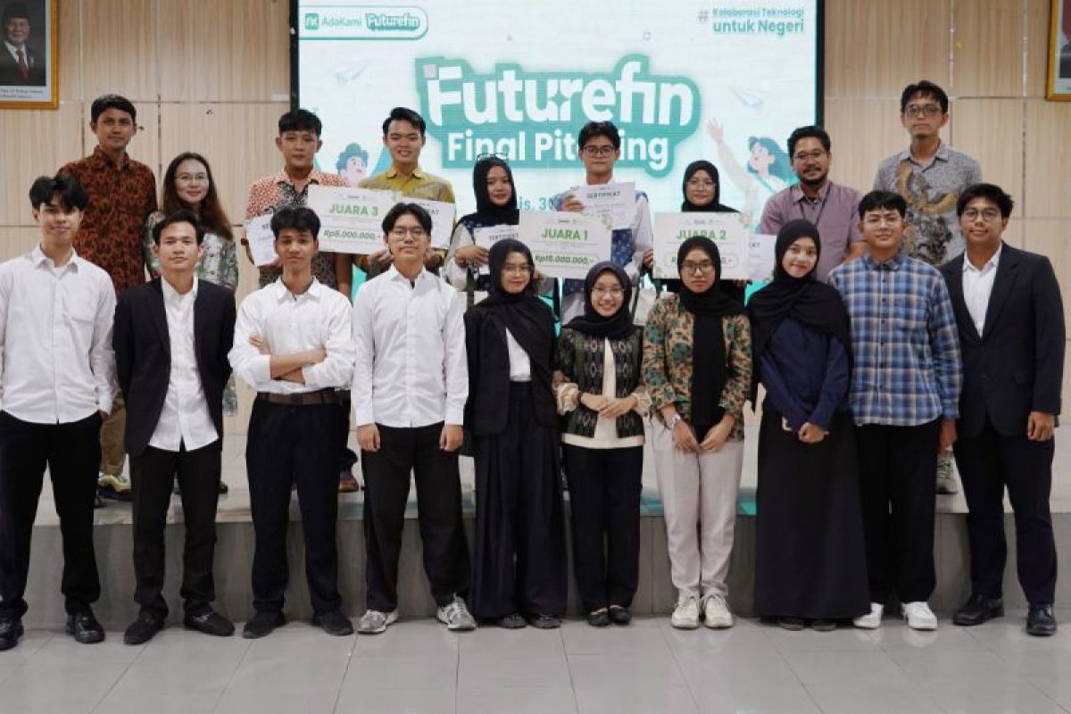 Tiga pemenang terpilih pada Kompetisi FutureFin di Solo
