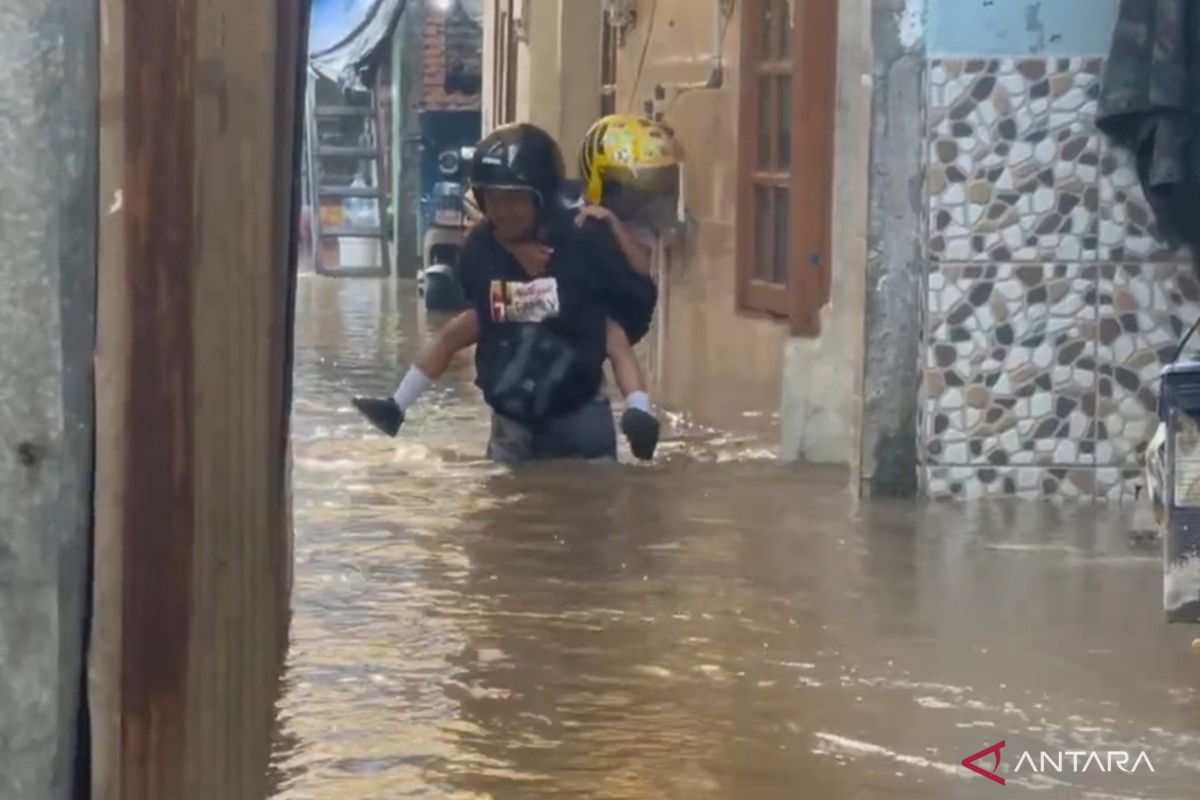 Hujan deras, banjir rendam ratusan rumah di Bojong Kavling Cengkareng