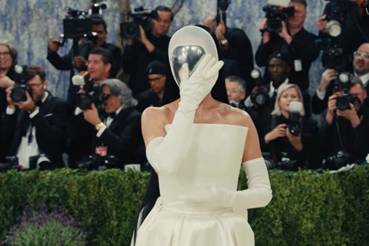Katy Perry tutupi wajahnya dengan topeng saat tampil di Met Gala 2026