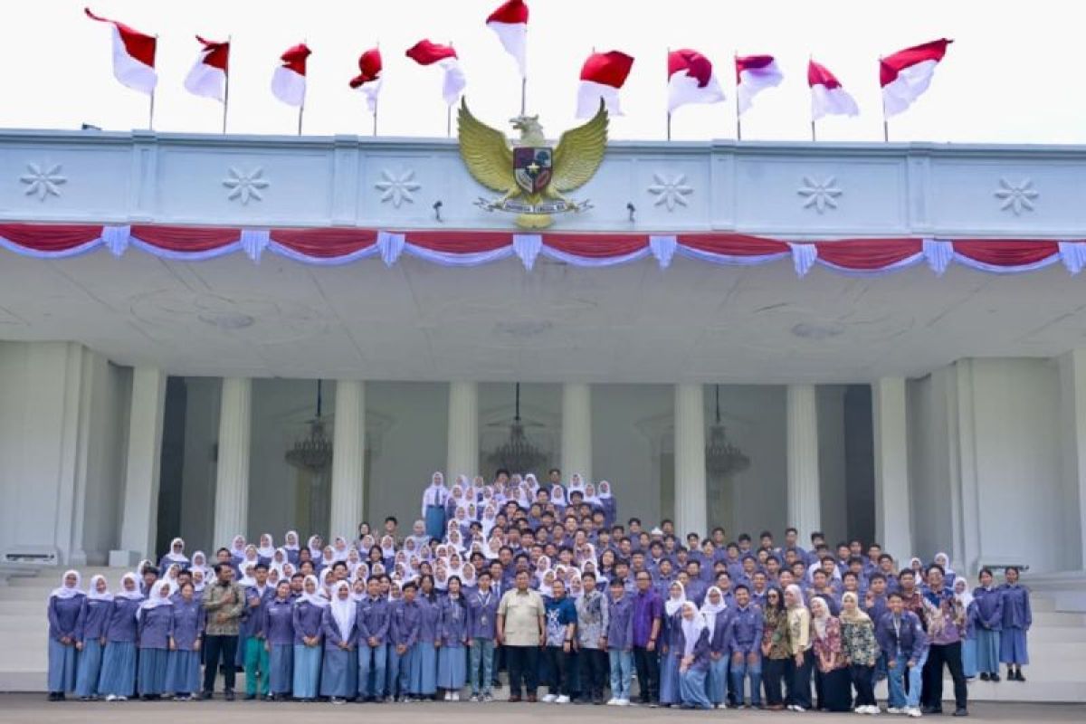 Pelajar Jawa Barat terharu bisa bertemu Presiden di Istana