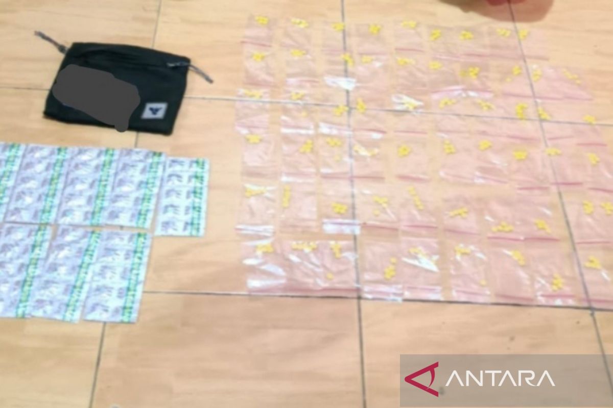 Polisi ungkap dan sita ratusan butir hasil peredaran obat keras di Cikarang