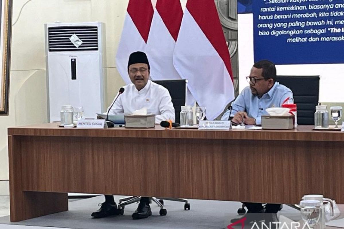 Saifullah Yusuf bantah sepatu yang viral di medsos untuk siswa Sekolah Rakyat dari Kemensos
