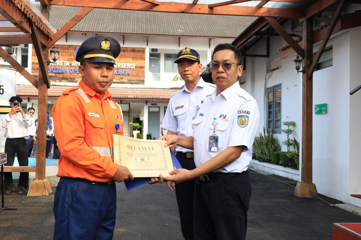 KAI Daop 6 memberi penghargaan PJL atas kesigapan mengamankan perjalanan KA
