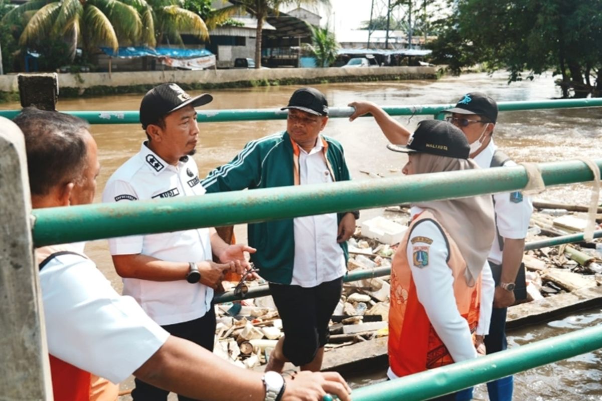 Wali Kota tinjau Bendungan Polor, usut penyebab banjir kolong tol Puri