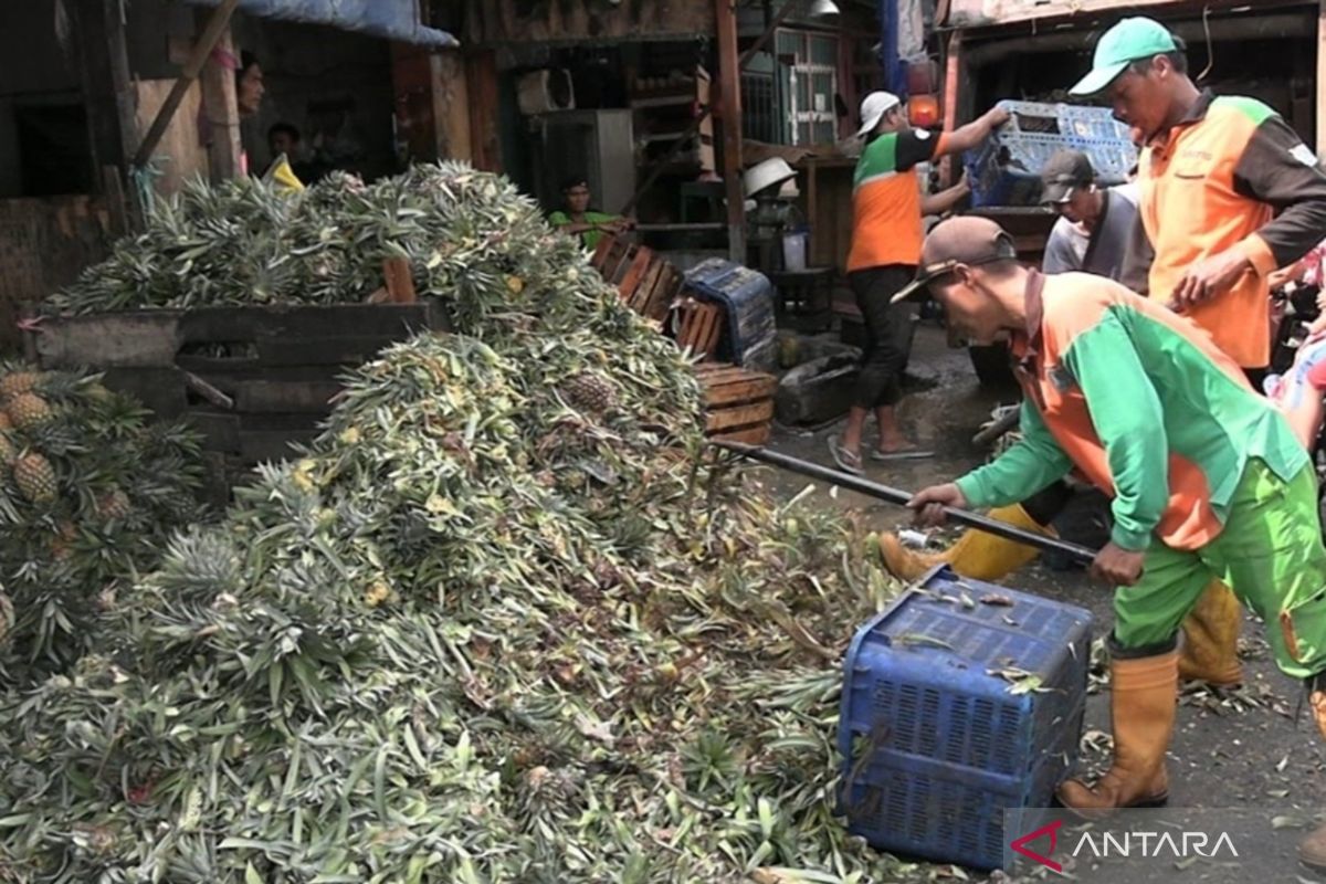 Ratusan pedagang Pasar Angke Jakbar diwajibkan pilah sampah