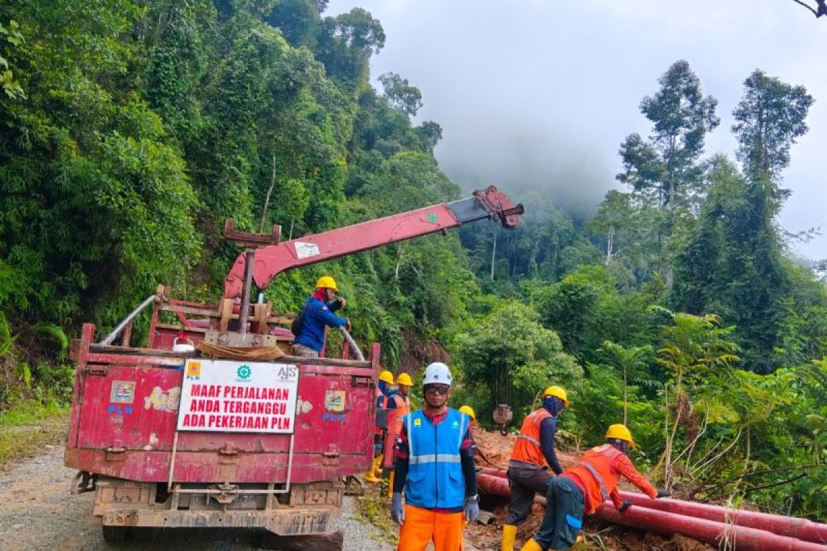 Relawan PLN dari Semarang ke pedalaman Kalimantan, ikut menyalakan harapan