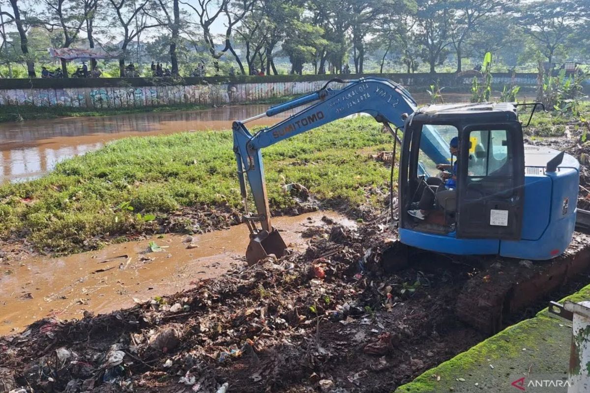 SDA Jaksel Keruk Kali Grogol dan Saluran Cegah Banjir di Jalan Sinabung