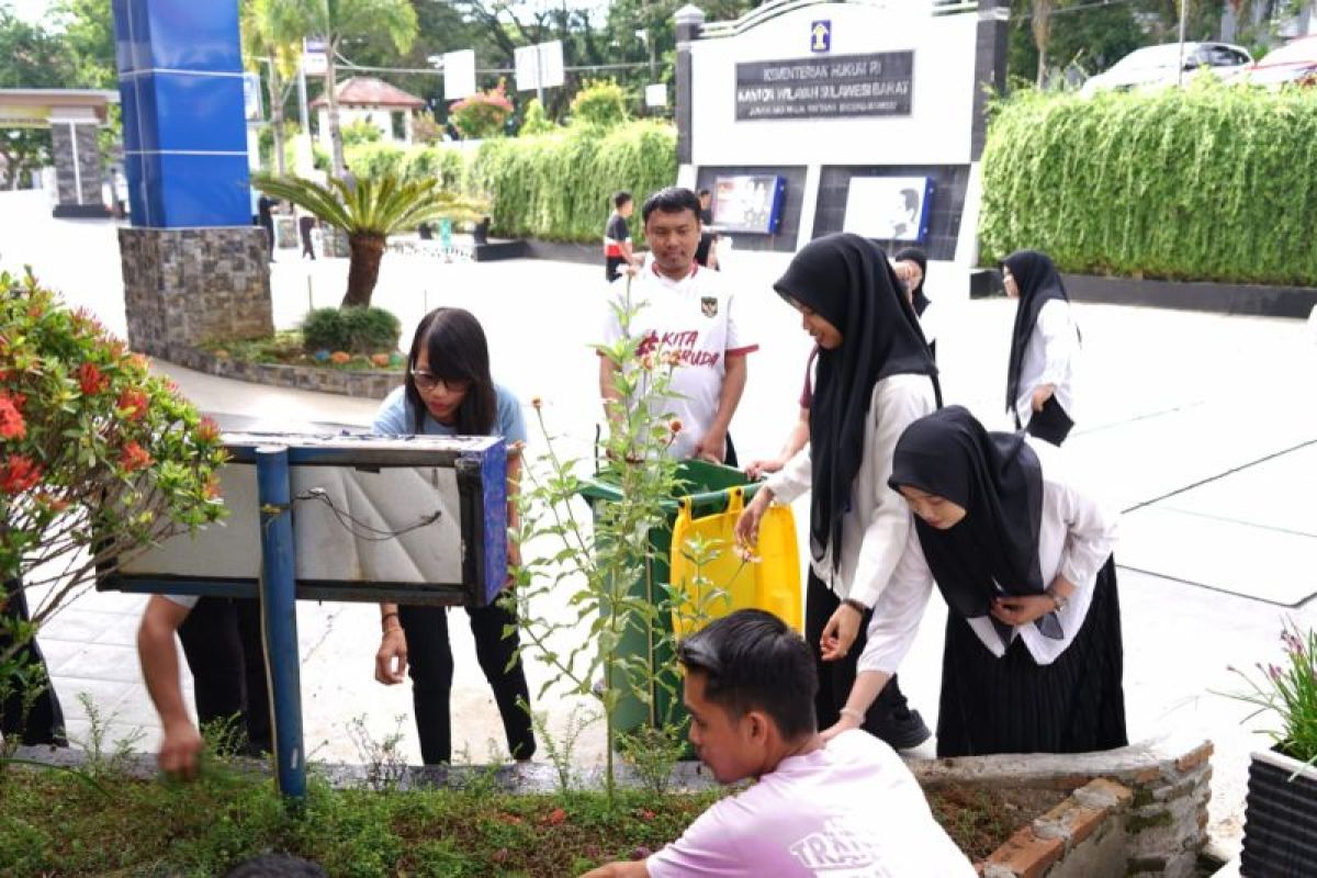 Dukung Indonesia ASRI, Pegawai Kemenkum Sulbar bersih-bersih lingkungan