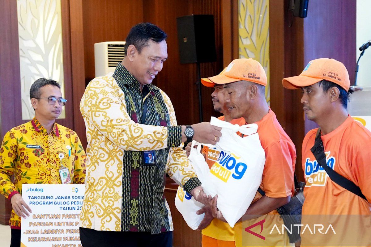 Bulog berbagi 162 paket sembako ke pekerja kebersihan Jakarta