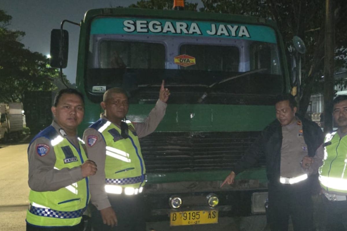 Satlantas tindak dua truk yang melawan arah di Cilincing Jakut