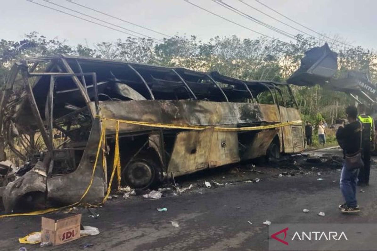 16 orang tewas akibat tabrakan bus dengan truk BBM di Sumatera Selatan