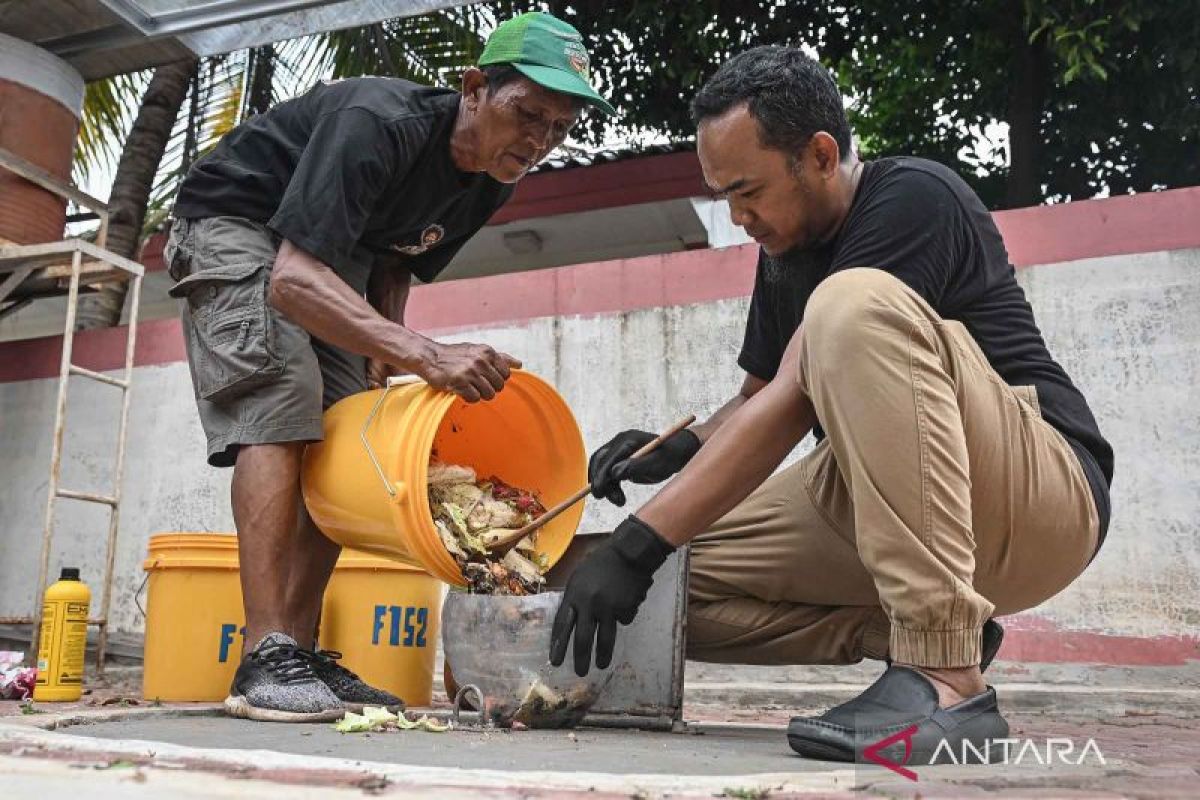 Kelola sampah secara mandiri, warga Jakarta tiru Bali buat teba modern
